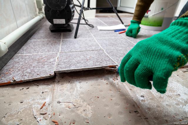 墙面砖翘起来怎么办呢(墙面瓷砖翘起来了修复视频)